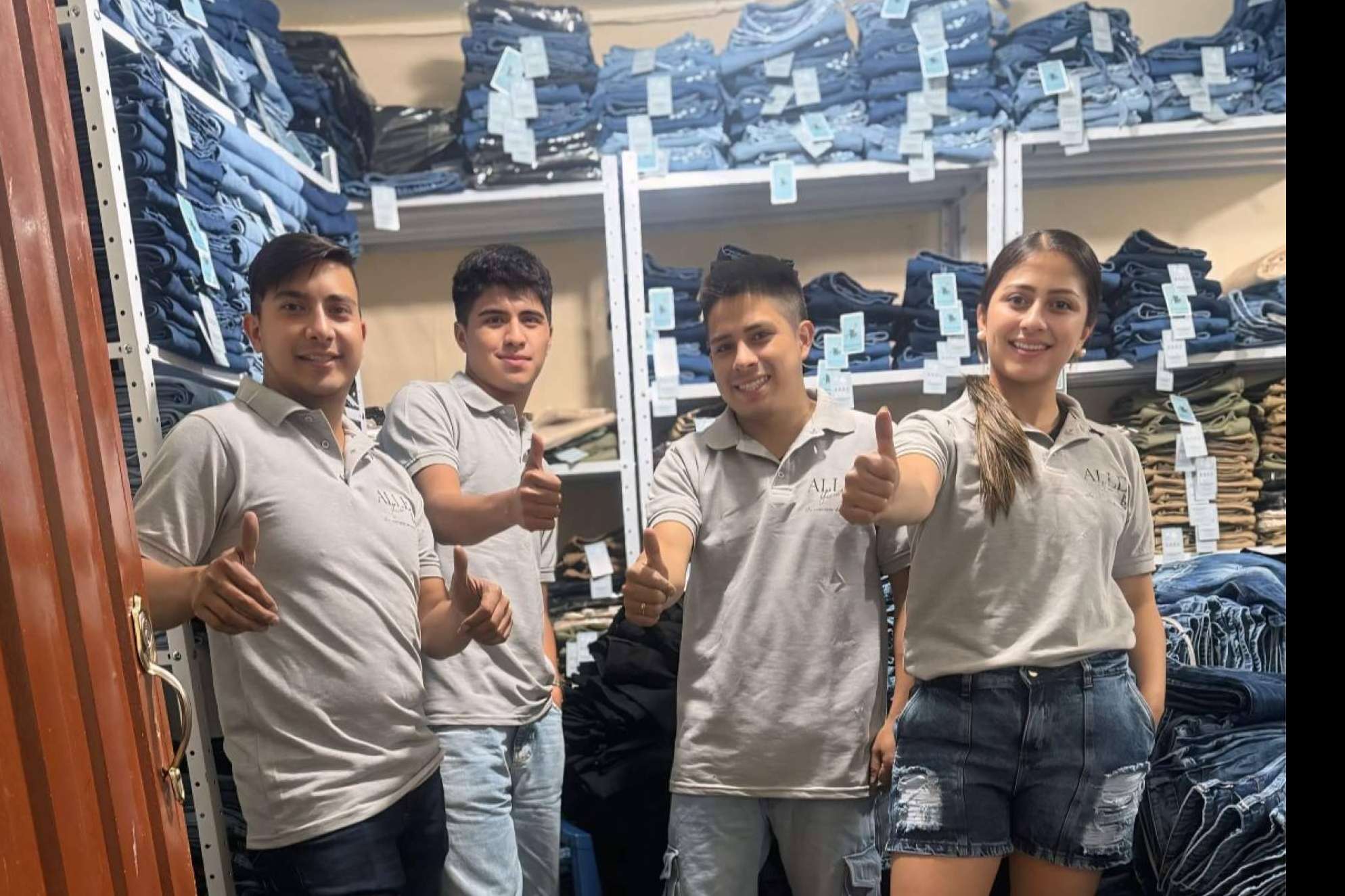 Fabricantes directos de jeans, el negocio destaca en el mercado con ventas online y precios competitivos