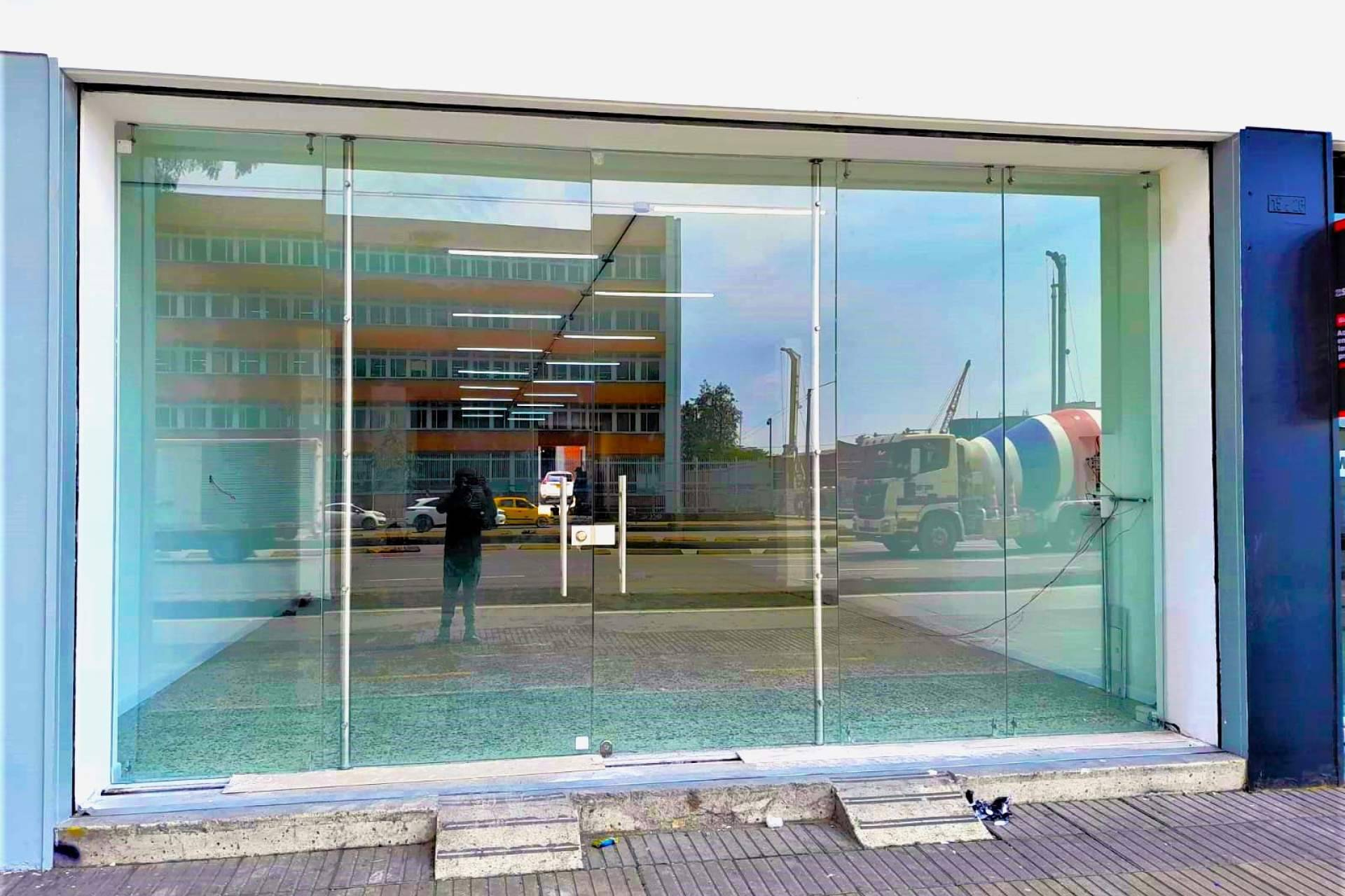 Tesla Arquitectura y la integración de puertas de vidrio en proyectos arquitectónicos en Bogotá